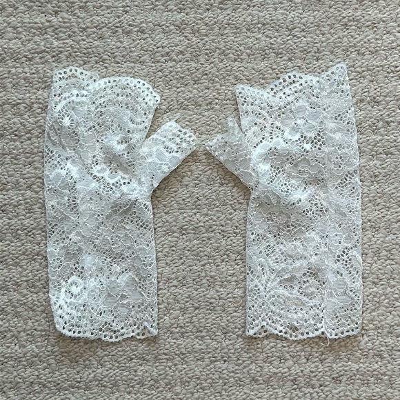 White Lace Fingerless Gloves - Picture 1 of 5